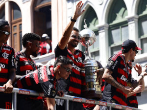 Danilo (c) sostiene el trofeo de la Copa Libertadores durante un desfile este domingo en Río de Janeiro (Brasil). Flamengo tuvo un multitudinario recibimiento de su hinchada, con la que comenzó los festejos en casa después de obtener el título ante Palmeiras. EFE/ André Coelho