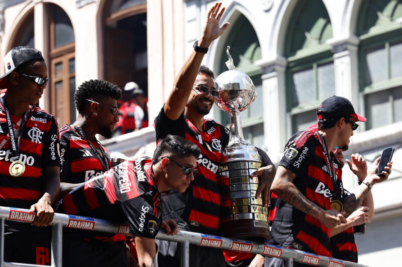 Danilo (c) sostiene el trofeo de la Copa Libertadores durante un desfile este domingo en Río de Janeiro (Brasil). Flamengo tuvo un multitudinario recibimiento de su hinchada, con la que comenzó los festejos en casa después de obtener el título ante Palmeiras. EFE/ André Coelho