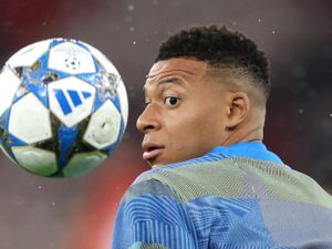 El delantero del Real Madrid Kylian Mbappé calienta en los prolegómenos del partido de este martes, 4 de noviembre, contra el Liverpool. EFE / ADAM VAUGHAN