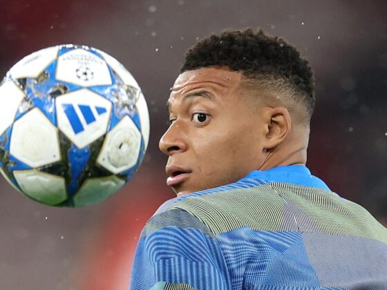 El delantero del Real Madrid Kylian Mbappé calienta en los prolegómenos del partido de este martes, 4 de noviembre, contra el Liverpool. EFE / ADAM VAUGHAN