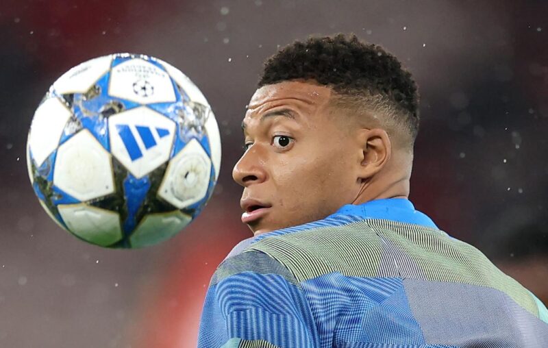 El delantero del Real Madrid Kylian Mbappé calienta en los prolegómenos del partido de este martes, 4 de noviembre, contra el Liverpool. EFE / ADAM VAUGHAN