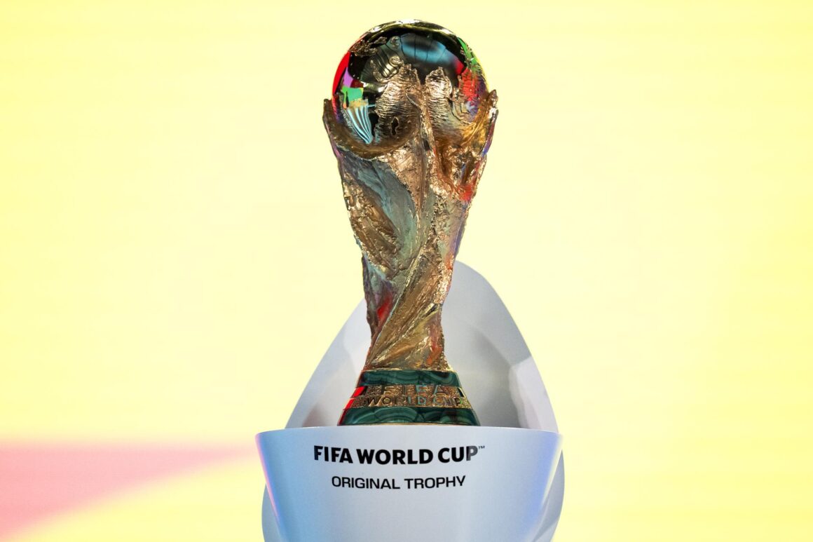 Trofeo de la Copa del Mundo durante el sorteo de la repesca para el Mundial 2026 en Zurich el pasado día 20 de noviembre. EFE/EPA/CLAUDIO THOMA