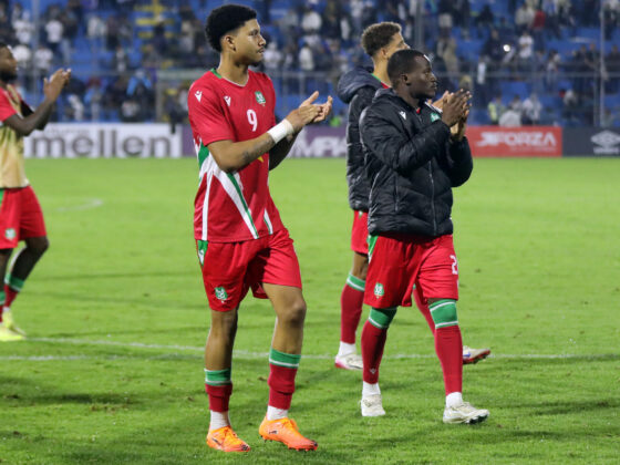Jugadores de Surinam celebran tras un partido por las eliminatorias de Concacaf al Mundial 2026 entre Guatemala y Surinam en el estadio El Trébol, en Ciudad de Guatemala (Guatemala). EFE/ Fernando Ruiz Concacaf Jamaica
