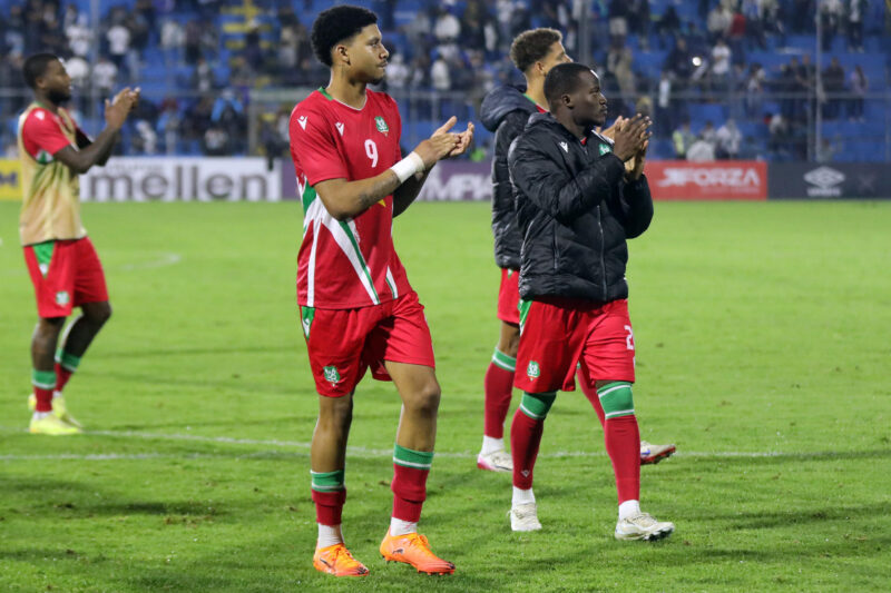 Jugadores de Surinam celebran tras un partido por las eliminatorias de Concacaf al Mundial 2026 entre Guatemala y Surinam en el estadio El Trébol, en Ciudad de Guatemala (Guatemala). EFE/ Fernando Ruiz Concacaf Jamaica