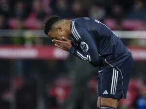 El delantero francés del Real Madrid, Kylian Mbappé, se lamenta de una ocasión fallada durante el encuentro correspondiente a la jornada 14 de Laliga EA Sports que disputaron Girona y Real Madrid en el estadio Montilivi, en Girona. EFE / Siu Wu.
