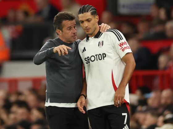 El entrenador del Fulham, Marco Silva, conversa con el mexicano Raúl Jiménez, durante un partido de Premier League EFE/EPA/ADAM VAUGHAN
