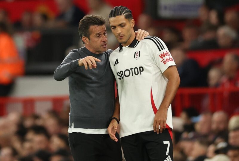 El entrenador del Fulham, Marco Silva, conversa con el mexicano Raúl Jiménez, durante un partido de Premier League EFE/EPA/ADAM VAUGHAN
