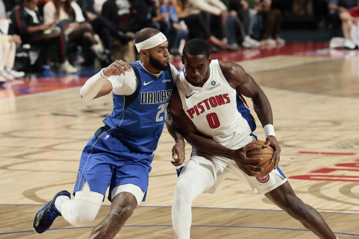 Daniel Gafford (i), de los Mavericks, disputa el balón con Daniel Gafford, de los Pistons, este sábado en un juego de la NBA en la Arena Ciudad de México. EFE/José Méndez