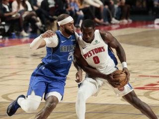 Daniel Gafford (i), de los Mavericks, disputa el balón con Daniel Gafford, de los Pistons, este sábado en un juego de la NBA en la Arena Ciudad de México. EFE/José Méndez