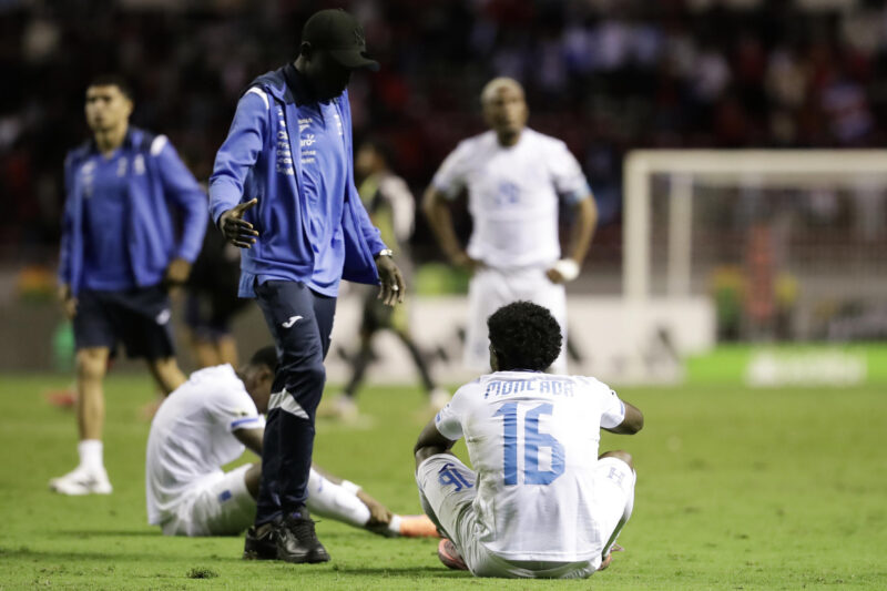 Jugadores de Honduras se lamentan este martes tras quedar eliminados del Mundial de 2026 tras el empate 0-0 frente a Costa Rica en la jornada final de las eliminatorias de la Concacaf. EFE/ Jeffrey Arguedas
