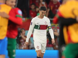 Cristiano Ronaldo se retira del campo tras ser eliminado por Marruecos en los cuartos de final del Mundial de Qatar 2022. EFE/EPA/Friedemann Vogel