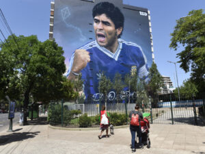 Mural con la imagen de Diego Armando Maradona en Buenos Aires (Argentina). EFE/Matías Martín Campaya