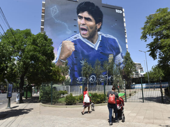 Mural con la imagen de Diego Armando Maradona en Buenos Aires (Argentina). EFE/Matías Martín Campaya