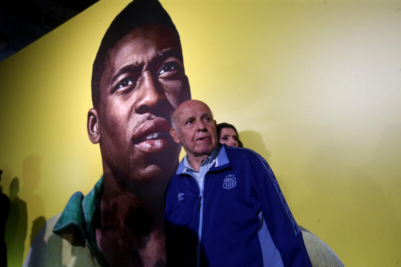 La marca Pelé es adquirida por la empresa del padre de Neymar El exjugador brasileño Pepe expresa su emoción ante una fotografía de Pelé durante un evento celebrado este martes en el Museo Pelé en la ciudad brasileña de Santos. EFE/ Guilherme Dionizio