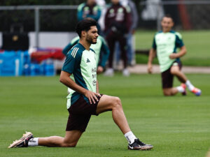 Raúl Jiménez de la selección mexicana de fútbol participa en un entrenamiento en el Centro de Alto Rendimiento en Ciudad de México (México). Fotografía de archivo. EFE/Sáshenka Gutiérrez