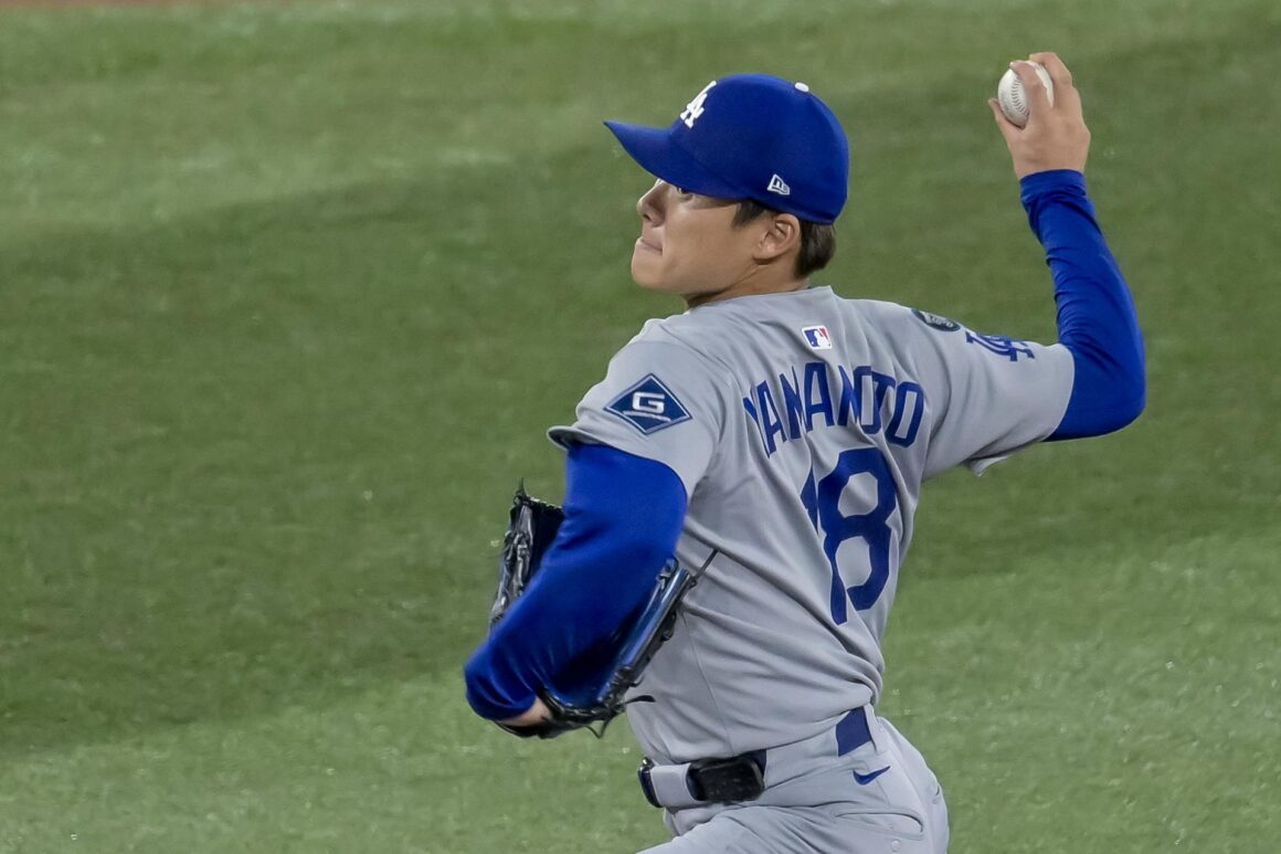 El lanzador japonés Yoshinobu Yamamoto fue proclamado este sábado en Toronto como el mejor jugador de la Serie Mundial de béisbol que conquistó por segundo año consecutivo Los Angeles Dodgers, esta vez a expensas de los Azulejos. EFE/EPA/EDUARDO LIMA