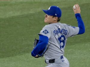 El lanzador japonés Yoshinobu Yamamoto fue proclamado este sábado en Toronto como el mejor jugador de la Serie Mundial de béisbol que conquistó por segundo año consecutivo Los Angeles Dodgers, esta vez a expensas de los Azulejos. EFE/EPA/EDUARDO LIMA
