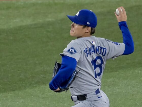 El lanzador japonés Yoshinobu Yamamoto fue proclamado este sábado en Toronto como el mejor jugador de la Serie Mundial de béisbol que conquistó por segundo año consecutivo Los Angeles Dodgers, esta vez a expensas de los Azulejos. EFE/EPA/EDUARDO LIMA
