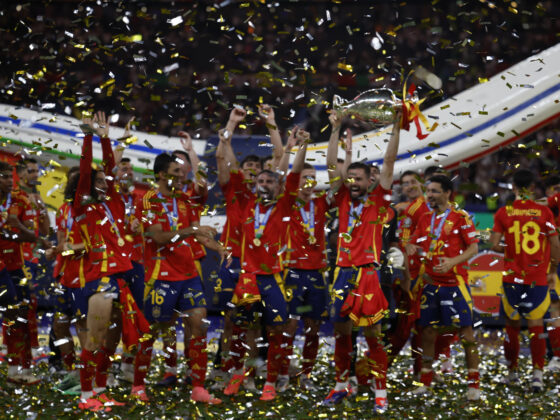 Los jugadores de la selección española celebran su victoria en la final de la Eurocopa tras derrotar por 2-1 a Inglaterra en el encuentro que jugaron en el estadio Olímpico de Berlín. EFE /Alberto Estévez.