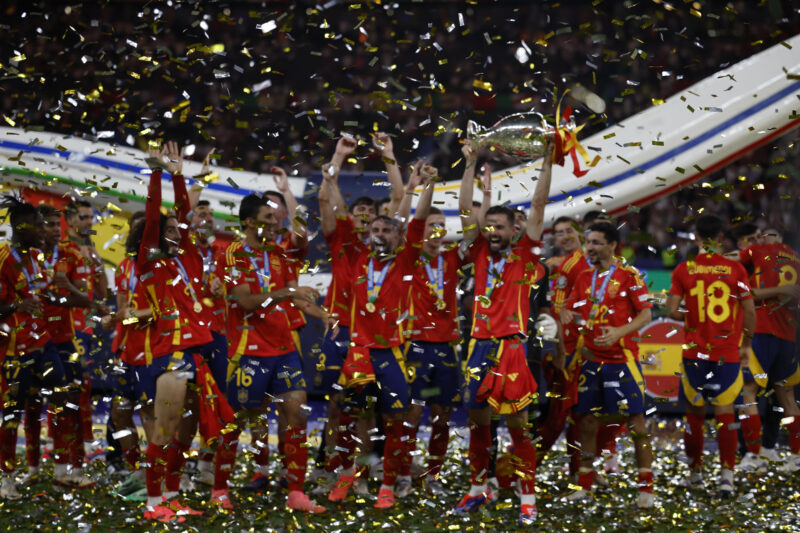 Los jugadores de la selección española celebran su victoria en la final de la Eurocopa tras derrotar por 2-1 a Inglaterra en el encuentro que jugaron en el estadio Olímpico de Berlín. EFE /Alberto Estévez.