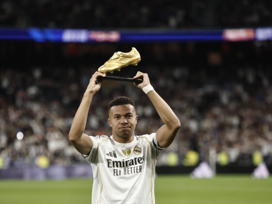 El delantero francés del Real Madrid Kylian Mbappé sostiene el trofeo de la Bota de Oro en los momentos previos al partido de LaLiga entre el Real Madrid y el Valencia, este sábado en el estadio Santiago Bernabéu. EFE/ Sergio Pérez