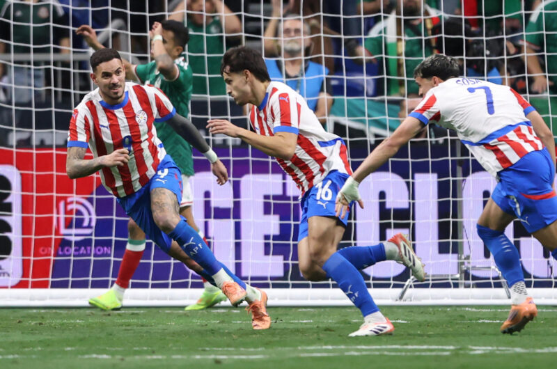 Jugadores de Paraguay celebran un gol en un partido amistoso entre México y Paraguay en el Alamodome en San Antonio (Estados Unidos). EFE/Carlos Ramírez