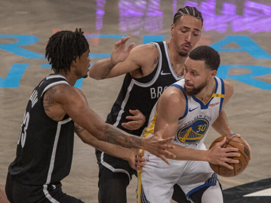 Foto de archivo de Ángel Colmenares en la que aparece el estadounidense Stephen Curry, de los Golden State Warriors en un partido de la NBA contra los Brooklyn Nets.