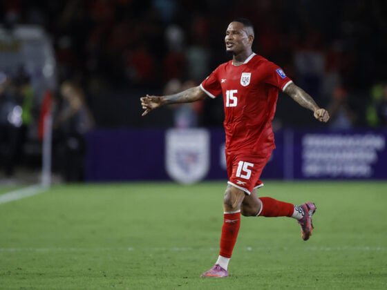 Eric Davis, de Panamá, celebra un gol en un partido por las eliminatorias de Concacaf al Mundial 2026 entre la selecciones de Panamá y El Salvador en el estadio Rommel Fernández Gutiérrez, en Ciudad de Panamá (Panamá). EFE/ Bienvenido Velasco