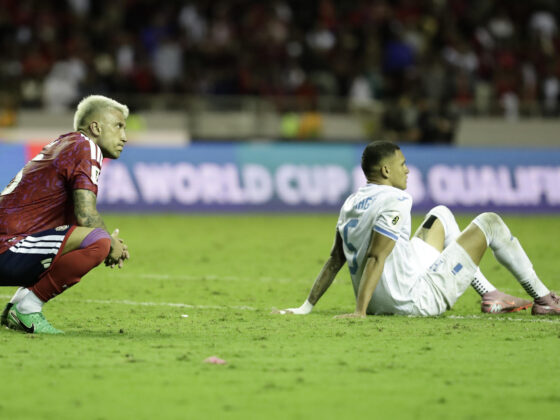 Francisco Calvo (i), de Costa Rica, se lamenta junto a Kervin Arriaga, de Honduras, este martes en un partido por las eliminatorias de la Concacaf al Mundial 2026 en el que ambas selecciones quedaron eliminadas. EFE/ ﻿﻿Jeffrey Arguedas