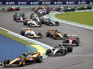 El británico Lando Norris (i-abajo) de McLaren compite este domingo, en el Gran Premio de Formula Uno de Sao Paulo 2025 en el circuito de Interlagos, en Sao Paulo (Brasil). EFE/ Sebastiao Moreira
