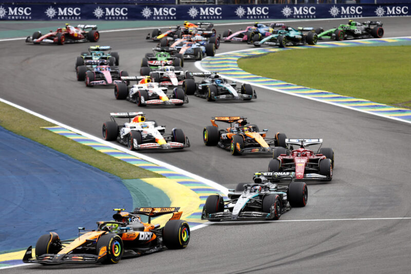El británico Lando Norris (i-abajo) de McLaren compite este domingo, en el Gran Premio de Formula Uno de Sao Paulo 2025 en el circuito de Interlagos, en Sao Paulo (Brasil). EFE/ Sebastiao Moreira