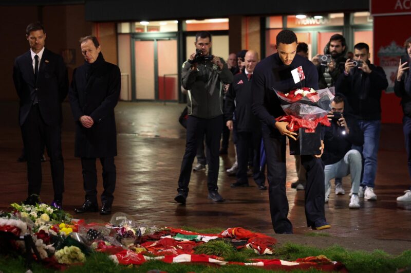 El homenaje del Real Madrid a Diogo Jota que emocionó a todo Anfield El futbolista del Real Madrid Trent Alexander-Arnold deja flores este lunes en homenaje a su antiguo compañero en el Liverpool Diogo Jota, fallecido en accidente de tráfico el pasado 3 de julio. EFE/ ADAM VAUGHAN