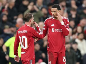 Los jugadores del Liverpool Alexis Mac Allister (I) y Van Dijk durante el partido de la UEFA Champions League que han jugado Liverpool FC y Real Madrid, en Liverpool, Reino Unido. EFE/EPA/ADAM VAUGHAN