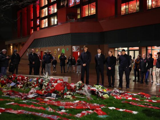 De izquierda a derecha: el futbolista del Real Madrid Dean Huijsen; el entrenador, Xabi Alonso; el director de Relaciones Institucionales, Emilio Butragueño; y el futbolista Trent Alexander-Arnold participan este lunes en un homenaje a Diogo Jota, fallecido en un accidente de tráfico el pasado 3 de julio. EFE/ ADAM VAUGHAN