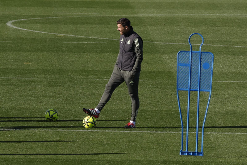 Xabi Alonso sobre las críticas: "Es innecesario darle más peso" El entrenador del Real Madrid, Xabi Alonso, durante el entrenamiento realizado este sábado en la Ciudad Deportiva de Valdebebas. EFE/J.J. Guillén