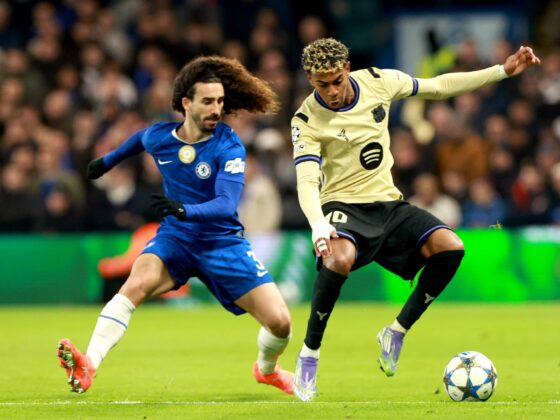Lamine Yamal (d) trata de superar a Marc Cucurella, durante el partido que el Barcelona jugó contra el Chelsea en Stamford Bridge. EFE/EPA/NEIL HALL