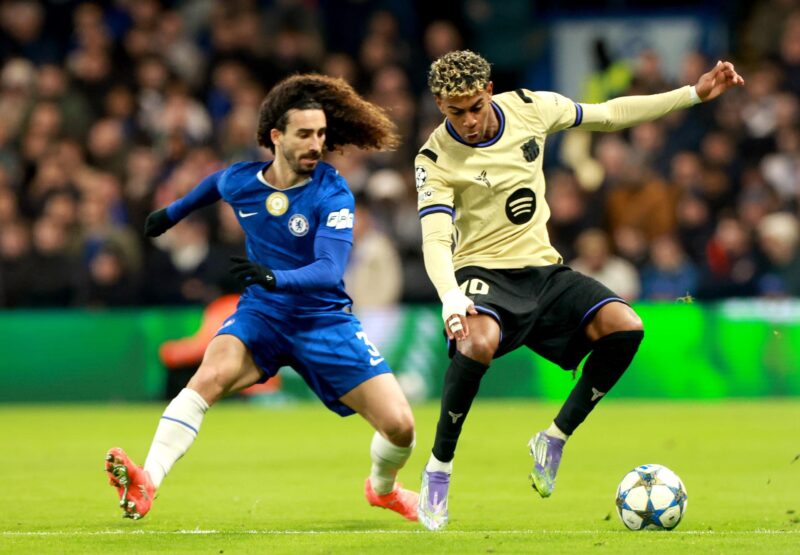 Lamine Yamal (d) trata de superar a Marc Cucurella, durante el partido que el Barcelona jugó contra el Chelsea en Stamford Bridge. EFE/EPA/NEIL HALL