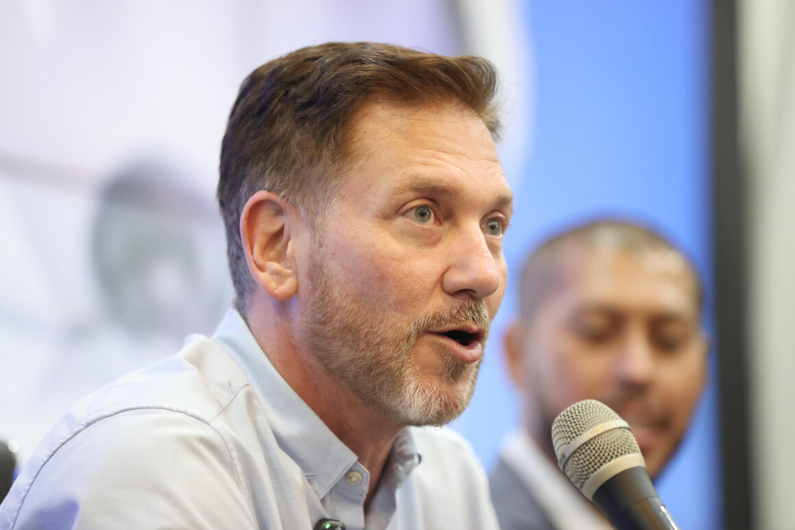 El presidente de la Conmebol, Alejandro Domínguez, habla este miércoles en una rueda de prensa en Luque (Paraguay). EFE/ Juan Pablo Pino