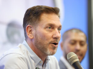 El presidente de la Conmebol, Alejandro Domínguez, habla este miércoles en una rueda de prensa en Luque (Paraguay). EFE/ Juan Pablo Pino