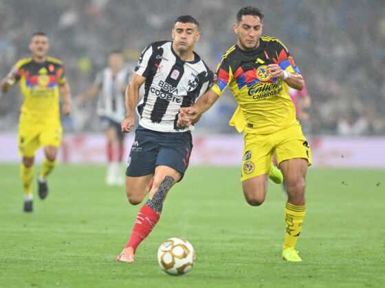 German Berterame (i) de Monterrey disputa el balón con Sebastián Caceres de América, en el partido de ida de los cuartos de final de la Liga MX disputado en el estadio BBVA, en Guadalupe (México). EFE/ Miguel Sierra