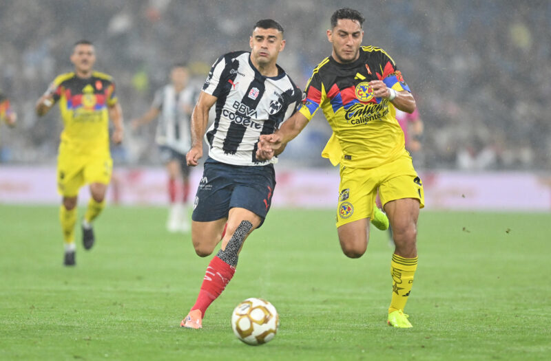 German Berterame (i) de Monterrey disputa el balón con Sebastián Caceres de América, en el partido de ida de los cuartos de final de la Liga MX disputado en el estadio BBVA, en Guadalupe (México). EFE/ Miguel Sierra