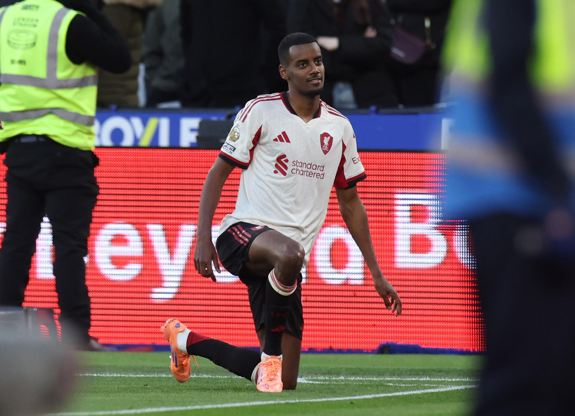 Aleksander Isak por fin anota para el Liverpool y se lleva la victoria El jugador del Liverpool Alexander Isak celebra el 0-1 durante el partido de la Premier League que han jugado West Ham y Liverpool en Londres, Reino Unido. EFE/EPA/NEIL HALL
