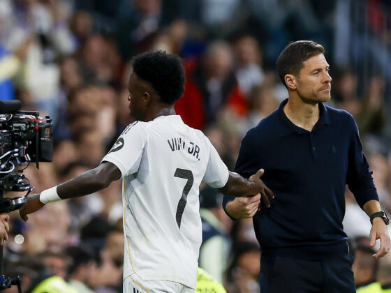 El delantero del Real Madrid Vinicius Jr. (i) saluda a Xabi Alonso tras el cambio durante el partido de la jornada 11 de LaLiga que Real Madrid y Valencia CF disputaron en el estadio Santiago Bernabéu. EFE/Javier Lizón