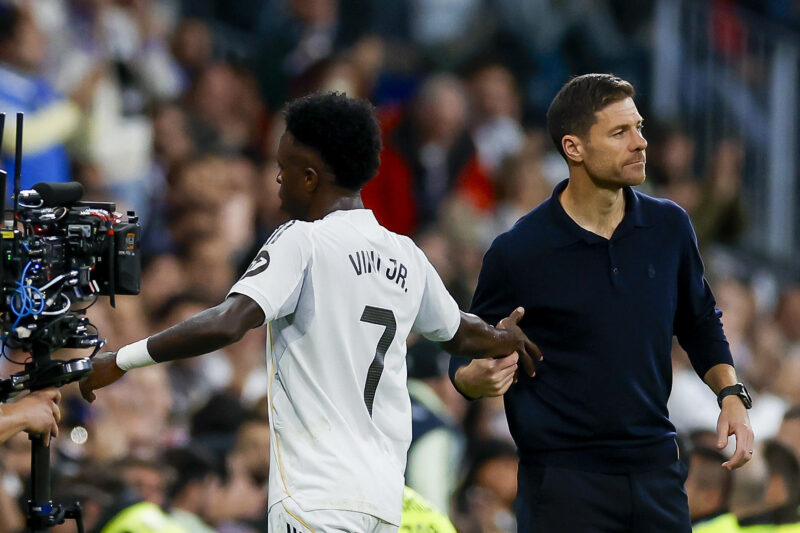 El delantero del Real Madrid Vinicius Jr. (i) saluda a Xabi Alonso tras el cambio durante el partido de la jornada 11 de LaLiga que Real Madrid y Valencia CF disputaron en el estadio Santiago Bernabéu. EFE/Javier Lizón