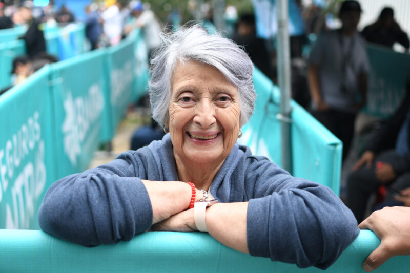 Locura en Guatemala: lo que hace la gente para conseguir boletos Una aficionada ha decidido dormir en la calle con algunos familiares cerca de los puestos de venta de entradas al estadio para ver los partidos de eliminatorias del Mundial de la selección de Guatemala. EFE/ Alex Cruz