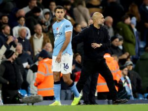 Pep Guardiola, entrenador del Manchester City, junto a Rodrigo Hernández durante el partido de Premier League ante el Bournemouth el pasado 2 de noviembre. EFE/EPA/ADAM VAUGHAN