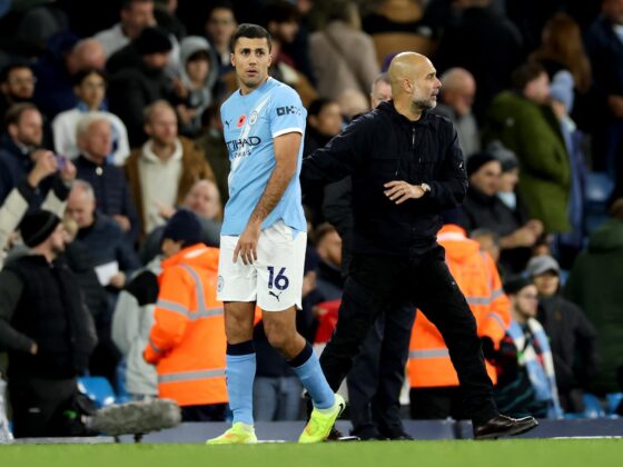 Pep Guardiola, entrenador del Manchester City, junto a Rodrigo Hernández durante el partido de Premier League ante el Bournemouth el pasado 2 de noviembre. EFE/EPA/ADAM VAUGHAN