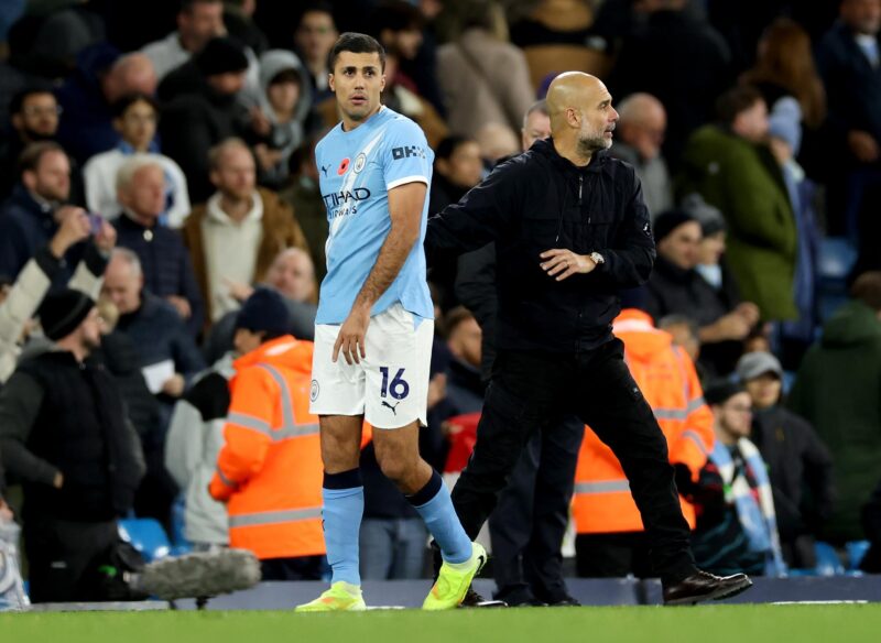 Pep Guardiola, entrenador del Manchester City, junto a Rodrigo Hernández durante el partido de Premier League ante el Bournemouth el pasado 2 de noviembre. EFE/EPA/ADAM VAUGHAN