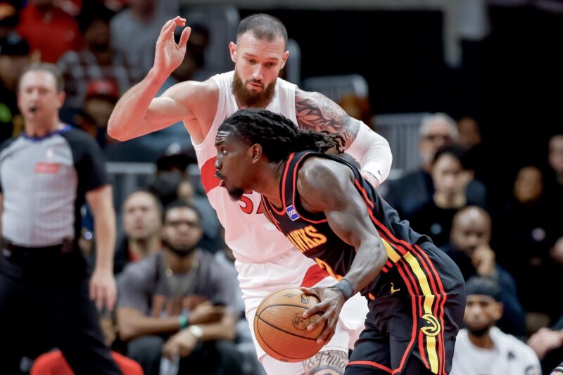 La NBA revoluciona el All-Star 2026: USA vs el Resto del Mundo El escolta de los Atlanta Hawks, Keaton Wallace (R), en acción contra el ala-pívot de los Toronto Raptors, Sandro Mamukelashvili (L), durante la segunda mitad de un partido de baloncesto del torneo NBA Cup. EFE/EPA/ERIK S. LESSER SHUTTERSTOCK OUT