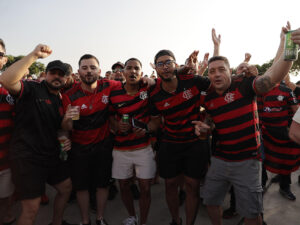 Hinchas de Flamengo reaccionan previo al partido de la Copa Libertadores entre Flamengo y Palmeiras que se disputará en el estadio Monumental, en Lima (Perú). EFE/José Jácome